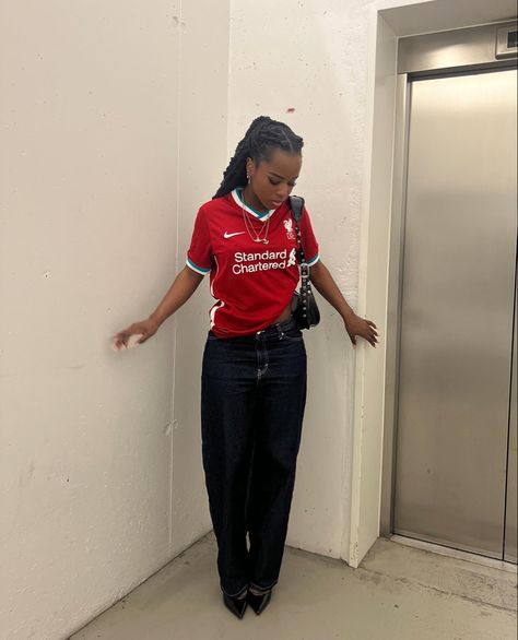 outfit idea Styling Soccer Jerseys Outfit, Girls Wearing Jerseys Outfits, Football Inspired Outfits, Red Soccer Jersey Outfit, Styling A Soccer Jersey, Jersey T Shirt Outfit, Bloc Core Outfit, Style A Jersey Women, Football Shirts Women