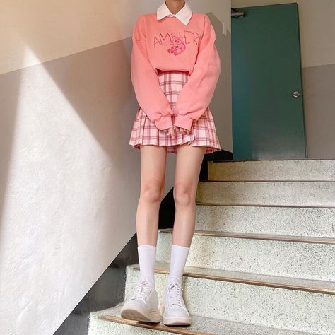 Omega Aesthetic, Cute 2000s Outfits, Cute Pink Outfits, Bunny Character, Mom Dr, Casual College Outfits, Clothes Korean Style, Model Outfit, 2000s Outfits