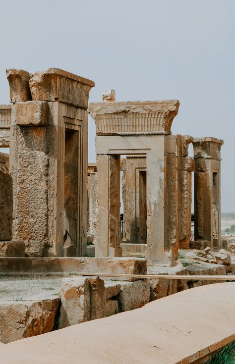 Pasargad Iran, Perspolis Shiraz Iran, Iran History, Ruins Architecture, Building Columns, Shiraz Iran, Website Backgrounds, Yellow Wallpaper, Shiraz