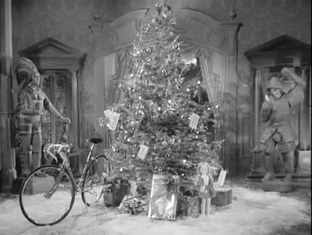 the addams family Christmas | The Addams Family - Christmas With the Addams Family (1965) Edwardian Christmas, Vintage Christmas Trees, Christmas Photograph, Old Time Christmas, Vintage Christmas Photos, Ghost Of Christmas Past, Vintage Xmas, Fabulous Christmas, Christmas Pics