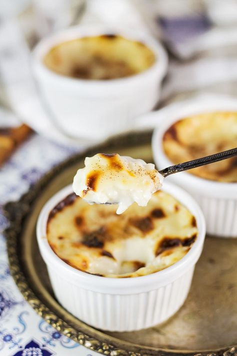 Creamy, rich, and melting in your mouth, this Turkish Rice Pudding (Sütlaç) can be served either warm or chilled. A perfect light dessert for any time of the day! | cookingtheglobe.com Turkish Rice Pudding Recipe, Greek Donuts, Turkish Rice, Turkish Sweets, Rice Pudding Recipe, Turkish Desserts, Light Desserts, Pudding Desserts, Rice Pudding