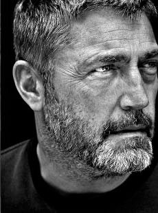 Vincent Regan, Famous Men, Black And White Portraits, Lee Jeffries, Character Portraits, Beautiful People, How To Look Better, It Cast, Actors