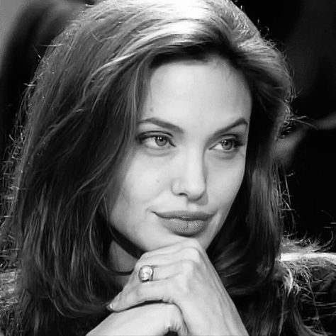 Dark Feminine Angelina Jolie, Angelina Jolie Dark Feminine, Angelina Jolie Pfp, Angleina Jolie, Angelina Jolie Young, Angelina Jolie 90s, The Law Of Assumption, Angelina Jolie Style, Brad Pitt And Angelina Jolie