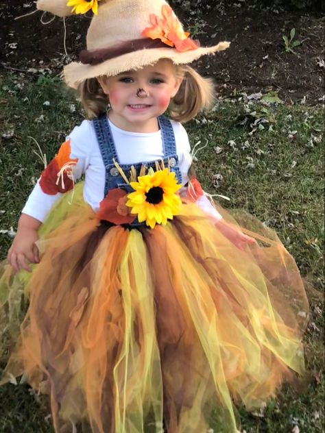 #scarecrow #halloweenideas #diy #trunkortreatideas Scarecrow Fancy Dress, Kids Scarecrow Costume, Toddler Minion Costume, Toddler Scarecrow Costume, Diy Girls Costumes, Diy Scarecrow Costume, Halloween Costumes Scarecrow, Old Halloween Costumes, Diy Scarecrow