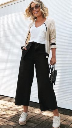 Culotte Outfit, Culottes Outfit, Wide Leg Pants Outfit, Elegante Casual, 60 Fashion, Ținută Casual, Elegantes Outfit, Fashion Mistakes, Fashion Over 50