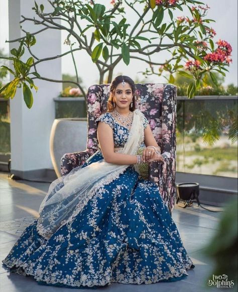 Half Sarees For Reception, Leghana Design For Reception, Bridal Lehangas Reception Dresses, Bride Lehangas, Half Saree For Engagement, Reception Lehenga Bridal Indian, Reception Lehenga Bridal, Party Wear Maxi Dresses, Kerala Engagement Dress