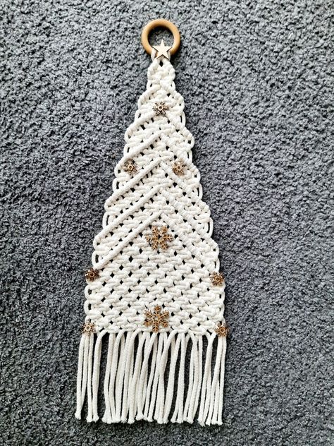 Macrame Snowflake Wall Hanging, Snowflake Wall, Christmas Macrame, Macrame Crafts, Macrame Christmas, Xmas Ideas, Macrame Projects, Macrame Design, Macrame Patterns