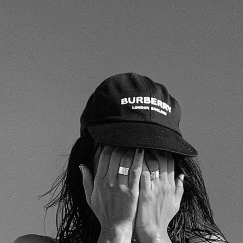 Women Baseball Cap Outfit, Instagram Pose, Black And White Aesthetic, Instagram Photo Inspiration, Black N White, Instagram Inspo, Insta Photo Ideas, White Aesthetic, Photo Instagram