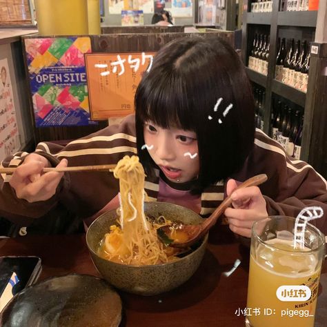 Eating Ramen Pose, Asian Ramen, Ramen Food, Studio Ghibli Poster, Girl Eating, Eating Ramen, Beautiful Profile Pictures, Food Eating, Selfie Poses Instagram