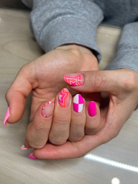 Pink Checkered Nails Acrylic, Fun Nail Inspo Summer, Preppy Valentines Nails, Pink Nails Checkered, Red And Pink Checkered Nails, Short Pink Nail Designs, Bright Checkered Nails, Pink Checkered Nails, Pink Star Nails