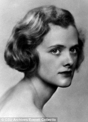 Daphne du Maurier in 1931 Daphne Du Maurier, Romance Writers, Women Writers, People Of Interest, Writers And Poets, Book Writer, Virginia Woolf, Alfred Hitchcock, Favorite Authors