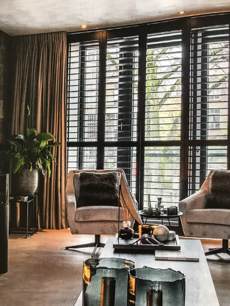 Wooden Blinds Living Room, Blind Inspiration, Blinds Inspiration, Glamorous Living Room, Loft House Design, Diy Blinds, Blinds Design, Wooden Blinds, Dark Interiors