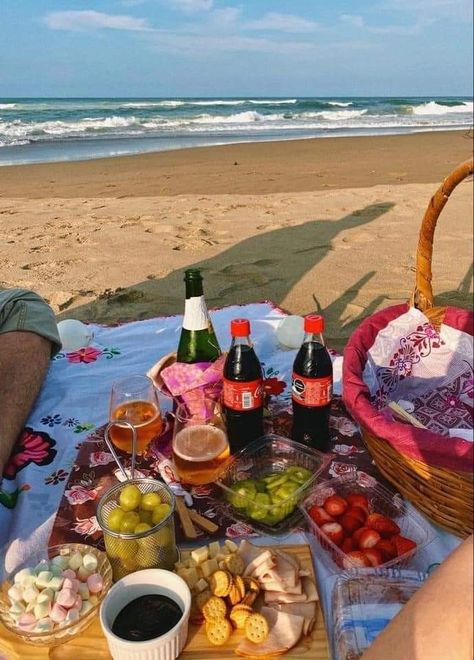 Romantic Beach Picnic, Playa Ideas, Outfits Playa, Picnic Date Food, Picnic Planning, Movie Night Food, Picnic Snacks, Picnic Engagement, Picnic Inspiration