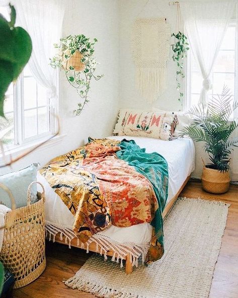 Urban Outfitters Home (@urbanoutfittershome) • Instagram photos and videos Ideas Decorar Habitacion, Små Rum Lidt Plads, Bohemian Bedroom Design, Dekorasi Bohemia, Urban Outfitters Home, Boho Style Bedroom, Bohemian Bedroom Decor, Bohemian Bedroom, Boho Bedroom Decor