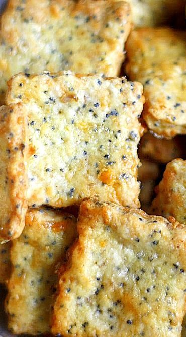 Poppy Seed Crackers, Savory Cookies, Homemade Crackers Recipe, Cheesy Crackers, Savoury Crackers, Parmesan Chips, Cheddar Crackers, Savoury Biscuits, Homemade Crackers