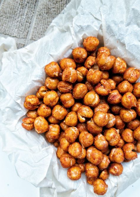 It’s time to make good use of your toaster oven and pop open a can of garbanzo beans to turn them into a Crispy Smoked Paprika Chickpeas snack. I went a little overboard in my last grocery store trip and stacked a bunch of canned goods into my cart.…The post Crispy Smoked Paprika  Chickpeas appeared first on Plant Based And Broke . Chickpeas Snack, Roasted Garbanzo Beans, Toasted Chickpeas, Paprika Recipes, Chickpea Snacks, Real Food Snacks, Tummy Yummy, Plant Based Snacks, Fall Recipes Healthy