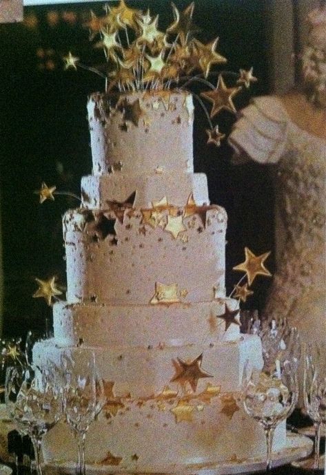 Wedding Cake Star, Star Birthday Cake Aesthetic, 50th Birthday Cake Aesthetic, Golden Cake Aesthetic, Wedding Cake Stars, Starry Wedding Cake, Star Party Aesthetic, New Years Birthday Cake, Star Cake Aesthetic