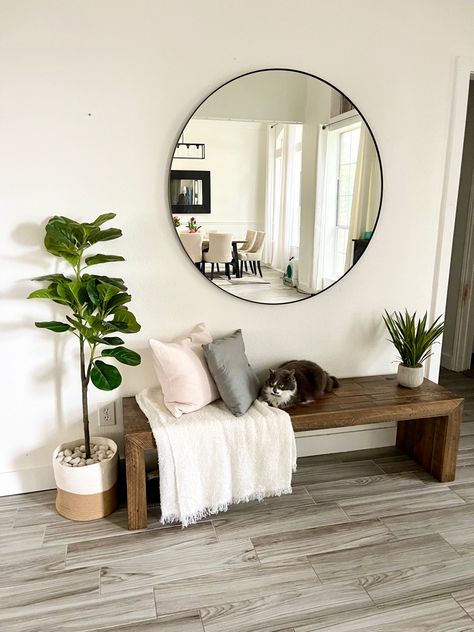 Round Mirror Living Room, Entryway Bench Decor, Round Mirror Decor, House Interior Kitchen, Foyer Entryway, Hal Decor, Bench Decor, Living Room Bench, Hall Decor