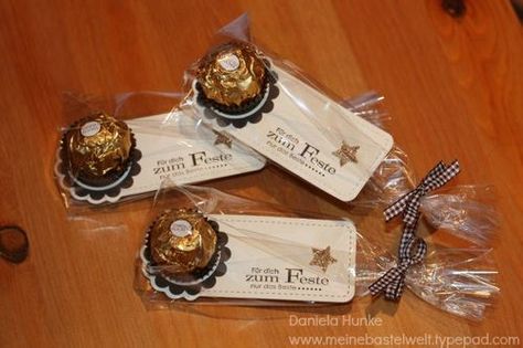 Y así es como debes regalar chocolates Ferrero Rocher esta Navidad Souvenir Tags, Chocolates Ferrero, Eid Photos, Ferrero Rocher Chocolates, Handbag Card, Candy Crafts, Chocolate Bouquet, Ferrero Rocher, Candy Gifts