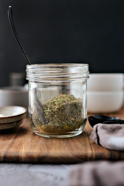 Homemade Italian Seasoning Blend - Simply Scratch Italian Seasoning Blend Recipe, Italian Seasoning Blend, Homemade Italian Seasoning, Shawarma Seasoning, Blackened Seasoning, Homemade Foods, Adobo Seasoning, Homemade Spice Blends, Dried Basil