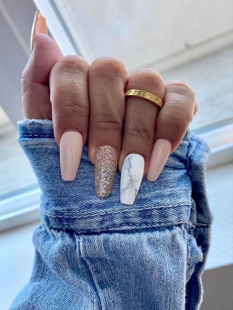 The best cute white and pink marble nails with glitter, including white marble nails with glitter, light pink marble nail art designs, pink marble nail designs, marble nails coffin long, cute marble nails DIY, marble nails acrylic coffin. #marblenails #pinkmarblenails #marblenaildesigns #marblenailart #marblenailartdesigns #marblenailscoffin #coffinnails #pinkmarblenaildesigns #pinkcoffinnails #pinkacrylicnails #whitemarblenails Green Champagne, Unghie Sfumate, Marble Nail Designs, Stylish Nails Designs, Cute Gel Nails, Green Bridesmaid, Acrylic Nails Coffin Short, Marble Nails, Acrylic Nails Coffin