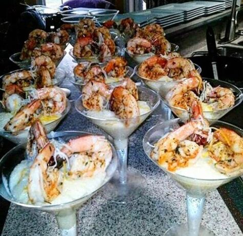 Shrimp & grits martini glasses Breakfast Setup, Brunch Catering, Pescatarian Meals, Breakfast Catering, Bday Shoot, Graduation Party Foods, Mini Appetizers, Grits Recipe, Brunch Spread