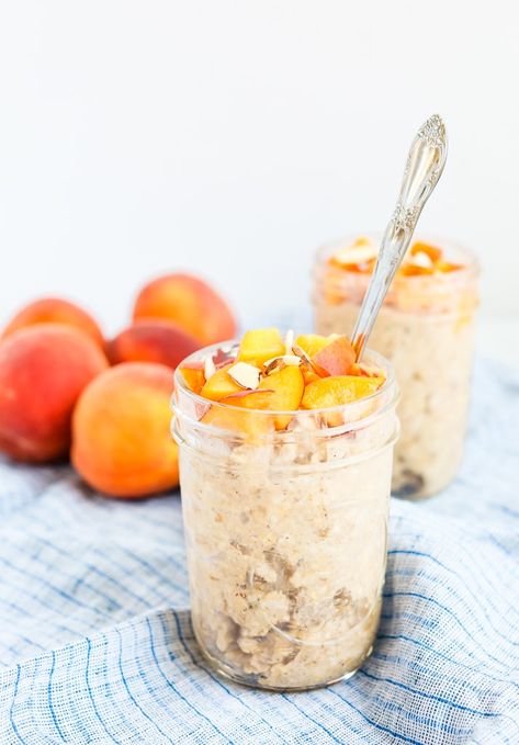 2 mason jars filled with overnight oats topped with peaches and almonds on a blue and white striped napkin and fresh peaches in the background Peach Overnight Oats, Vegas Breakfast, Breakfast Oats, Overnight Oats Recipe Healthy, Homemade Snickers, Overnight Oats Healthy, Summer Breakfast, Healthy Breakfast Recipes Easy, Oats Recipe