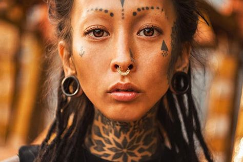 The Secret Symbolism of Septum Piercings: Discover the Ancient Roots and Modern Relevance of this Powerful Body Modification Septum And Nose Piercing Together, Septum Aesthetic, Multiple Ear Piercing, Ear Lobe Piercings, Septum Piercings, Medusa Piercing, Spiritual Realm, Facial Piercings, Piercing Studio