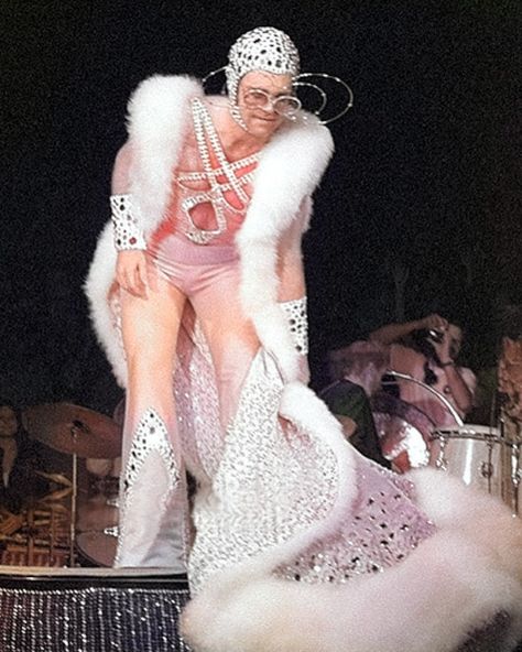 Iconic Elton John Outfits, Mens Glam Rock Fashion, Elton John Iconic Looks, Rocketman Outfits, Elton John Fashion, Elton John Outfits, Glamrock Aesthetic, Elton John Aesthetic, Elton John 70s