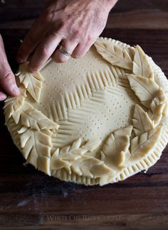 Leaf Pie Crust, Pie Crust Leaves, Fancy Pie Crust, Pie Crust Art, Crust Designs, Focaccia Dolce, Pie Crust Designs, Pies Art, Pie Crust Recipes