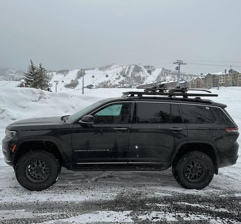 All Black Jeep, White Jeep Grand Cherokee, Jeep Cherokee Interior, Grand Cherokee Lifted, Car Obsession, Jeep Wk, Jeep Grand Cherokee Srt, Black Jeep, Roof Basket