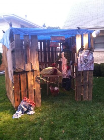 Butcher shop made out of pallets.  Includes several pics on Halloween Forum Halloween Butcher Shop, Pallet Halloween Decorations, Halloween Palette, Pallet Halloween, Halloween Camping, Halloween Forum, Halloween Outside, Haunted House Decorations, I Am Waiting