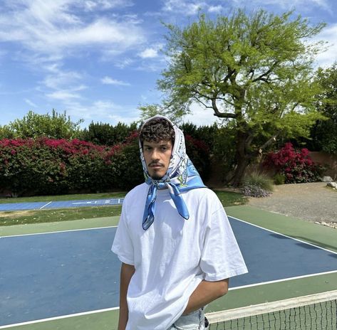 Omar Apollo Outfits, Omar Apollo Concert Outfit, Summer Outfits2023, Omar Apollo Aesthetic, Guy Coachella Outfits, Scarf Fashion Outfit, Coachella Outfit Men, Boys Aesthetic Outfits, Apollo Aesthetic