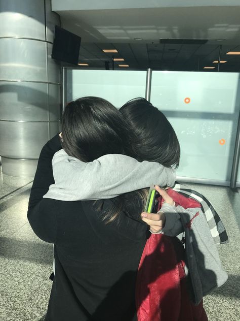 Best Friend Hug, Friends Hugging, You Are My Moon, Airport Pictures, Bff Poses, Korean Best Friends, Internet Friends, Best Friends Shoot, Friend Poses Photography