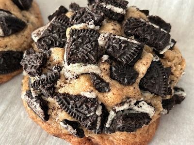 The Pastry Chef's Baking: Gideon's Bakery Cookies and Cream copycat from Buuck Farms Gideon Cookies, Copycat Cookies, Bakery Cookies, Stuffed Cookies, Orlando Disney, Bakery Items, Bars And Cookies, Sweet Temptation, Cookies And Milk