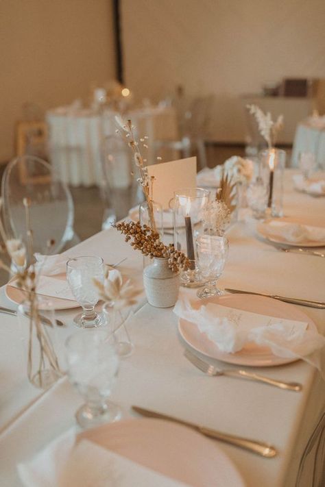 Picture Of a natural and minimalist wedding table setting with all neutral everything, dried blooms, berries and grey candles is a stylish idea Boho Wedding Minimalist, Modern Boho Bridal Shower Ideas, Modern Boho Chic Wedding, Minimalist Wedding Table Decor, Neutral Boho Wedding, Modern Art Wedding, Minimalist Boho Wedding, Wedding Table Decor Ideas, Minimalist Wedding Table