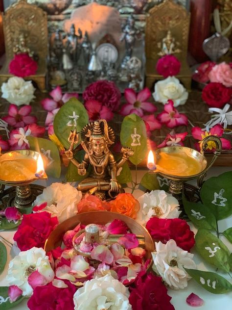 Laxmi Devi Muggulu, Laxmi Puja Decoration At Home, Shivling Images Wallpaper, Varalakshmi Pooja Decoration, Navratri Wallpaper, Kalash Decoration, Lakshmi Goddess, Pooja Decor, Diwali Pooja