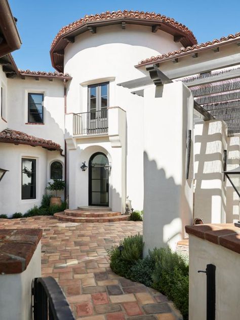 Spanish Colonial Home With Courtyard Spanish Revival Exterior, Spanish Revival Style, Home Exterior Ideas, Colonial Revival House, Calabasas Homes, Spanish Colonial Homes, Spanish Revival Home, Spanish Home, California Wildfires