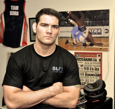 A true hero! UFC Champion Chris Weidman saves his 94-year-old neighbor's life after she split her head open on a glass table. Chris Weidman, Feel Good Stories, To The Rescue, Kickboxing, Current Events, Motion Picture, Glass Table, Ufc, Good News