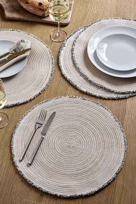 Dinner Set Up, Placemats Ideas Dining Rooms, Boho Kitchen Table, Table Settings Everyday, Simple Table Settings, Dining Table Placemats, Dinner Table Decor, Kitchen Table Decor, Boho Kitchen