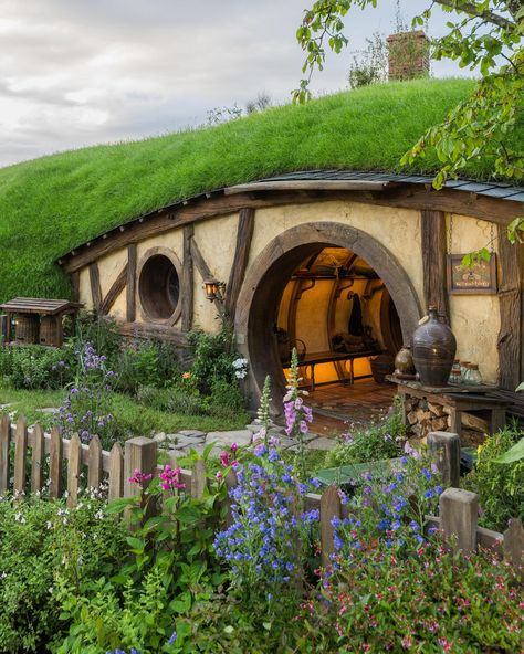 The Hobbit Trilogy Experiences | 100% Pure NZ Hobbit New Zealand, Hobbit House Aesthetic, Hobbit Hole Interior, Hobbit House Interior, Hobbit Life, Hobbit Home, Hobbit Hole, Hobbit House, Middle Earth