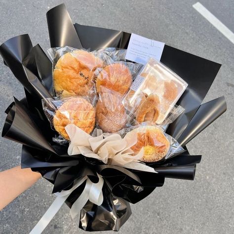 Bread Bouquet, Snacks Bouquet, Snack Bouquet, Food Bouquet, Homemade Marshmallow, Mini Pastries, Diy Anniversary Gift, Diy Bouquet Wrap, 귀여운 음식 그림