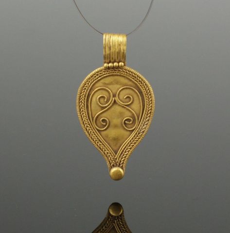 Roman Gold Teardrop pendant, ca. 2nd century A.D. Kerala Thali Locket, Thali Design, Roman Necklace, Kerala Jewellery, Wedding Locket, Ancient Roman Jewelry, Haute Jewelry, Tear Drop Pendant, Locket Design