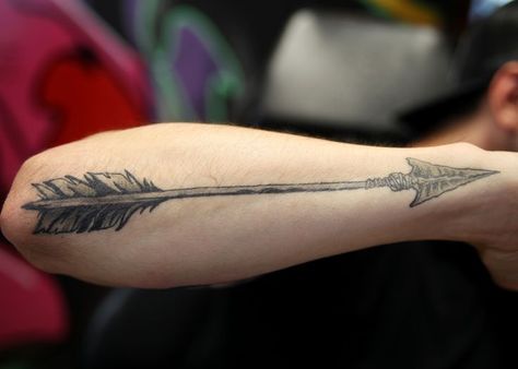 When it comes to tattoos, choosing the design is probably the most mind-boggling part. However, if you want something simple that reflects your personality then an arrow tattoo is your best pick. Perhaps the biggest… Arrow Tattoo Arm, Native American Arrow Tattoo, Indian Arrow Tattoo, An Arrow Tattoo, Tattoo Plume, Archery Tattoo, Mens Arrow Tattoo, Simple Arrow Tattoo, Voll Arm-tattoos