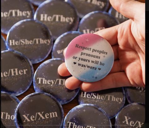 not my photo!! credit: idk srry Pronoun Pins Diy, Hair Inspo Color Short, Pronoun Buttons, Pronoun Pins, Pride Pins, Pin Back Buttons, Lgbt Humor, Gay Memes, Lgbt Art