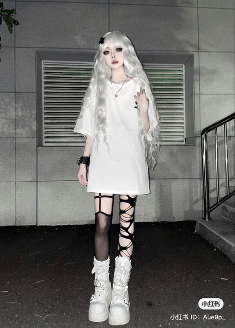 Black And White Alternative Outfit, Bubble Goth Outfits, Bubble Goth Aesthetic, Black Gothic Outfit, White Goth Outfit, Black Lace Outfit, Goth Outfits Casual, Goth Aesthetic Outfit, Harajuku Girl