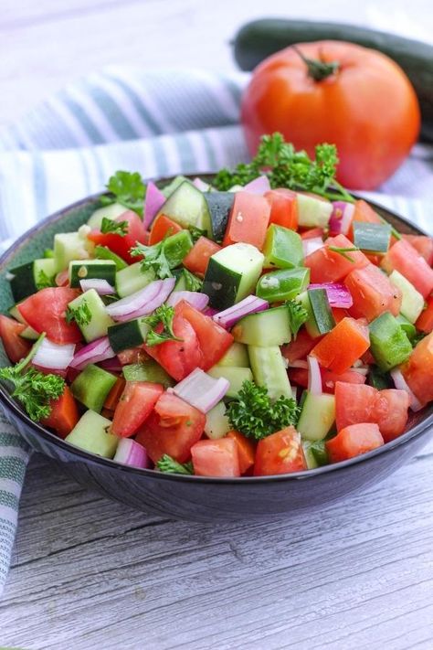 Tomato And Cucumber Salad, Tomato And Cucumber, Vinegar Cucumbers, Vegetables Photography, Cucumber Recipes, Refreshing Salad, Green Pepper, Cucumber Salad, Recipes For Beginners