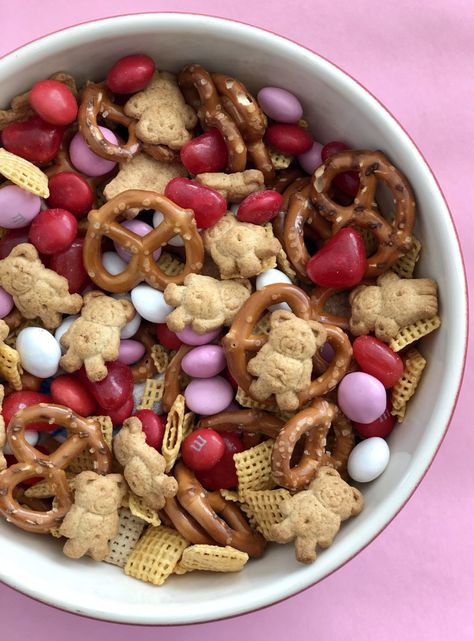 Valentine's Day Snack Mix - The Preppy Hostess Valentines Party Food, Graham Cookies, Valentines Snacks, Trail Mix Recipes, Pregnant Lady, Snack Mix Recipes, Valentines Day Food, Chex Mix, Toddler Snacks