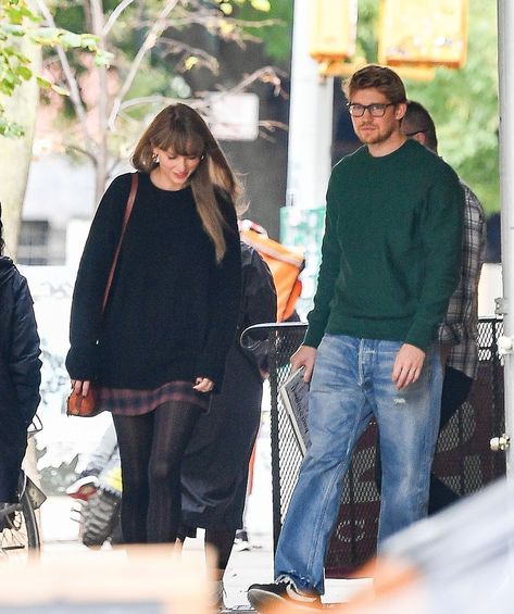 Taylor Swift Paparazzi, 2022 Taylor Swift, Taylor Swift And Joe Alwyn, Taylor Swift New York, Joe Alwyn, Taylor Swift Street Style, Taylor Swift Web, Bella Hadid Outfits, All About Taylor Swift