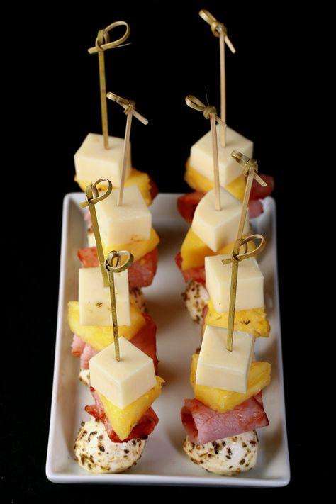 Hawaiian Pizza Skewers, Pizza Skewers, Luau Christmas, Pineapple Appetizers, Pineapple Skewers, Ham And Pineapple, Wedding Foods, Pineapple Skewer, Pineapple Ham